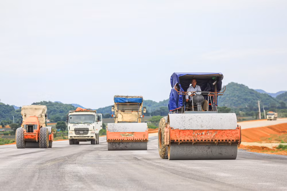 Thi công cao tốc bắc-nam đoạn Mai Sơn-quốc lộ 45. (Ảnh: TRANG LY)