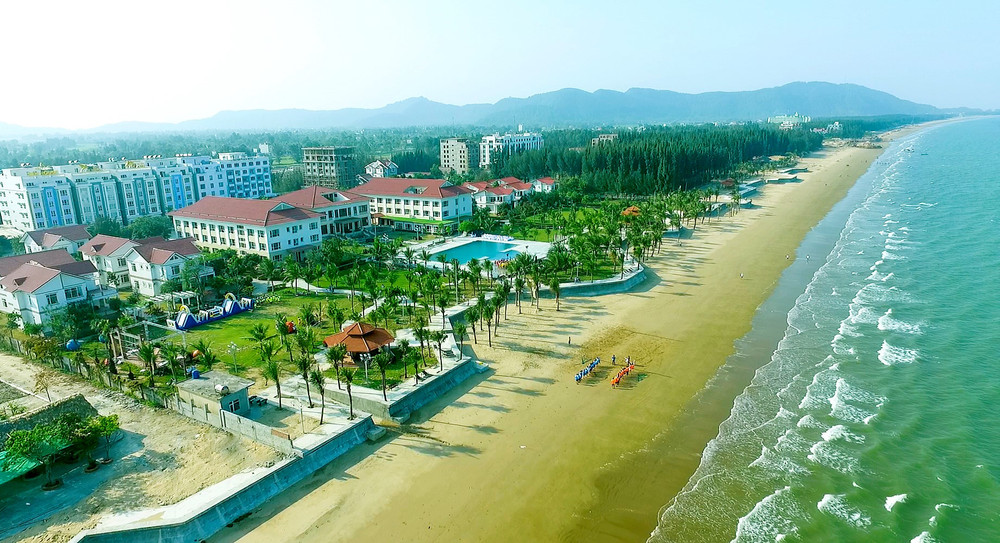 Toàn cảnh bãi biển Hải Tiến.