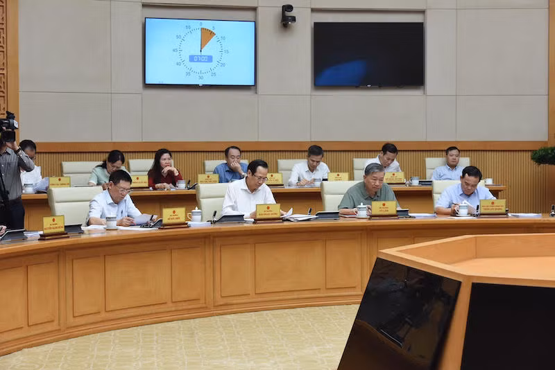 Phó Thủ tướng, lãnh đạo các Bộ tham dự phiên họp.