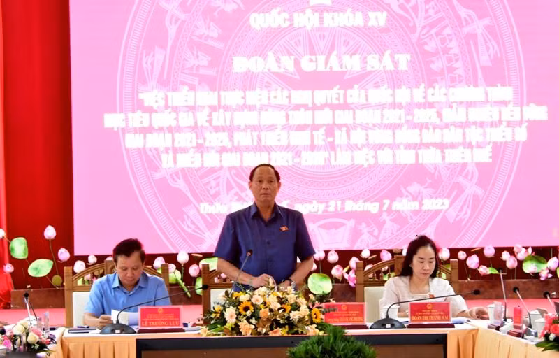 Phó Chủ tịch Quốc hội, Thượng tướng Trần Quang Phương làm Trưởng đoàn giám sát tối cao của Quốc hội chủ trì buổi làm việc.