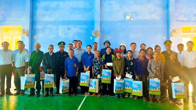 Thượng tướng Trần Quang Phương tặng quà các gia đình chính sách, hộ nghèo trên địa bàn huyện A Lưới.