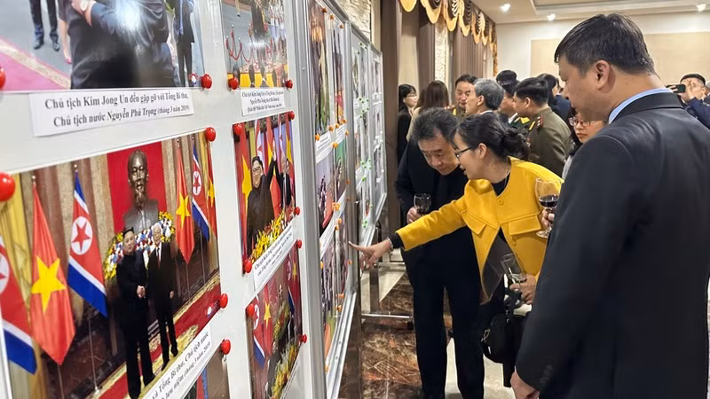 Không gian trưng bày ảnh các chuyến thăm Việt Nam của các nhà lãnh đạo Triều Tiên.