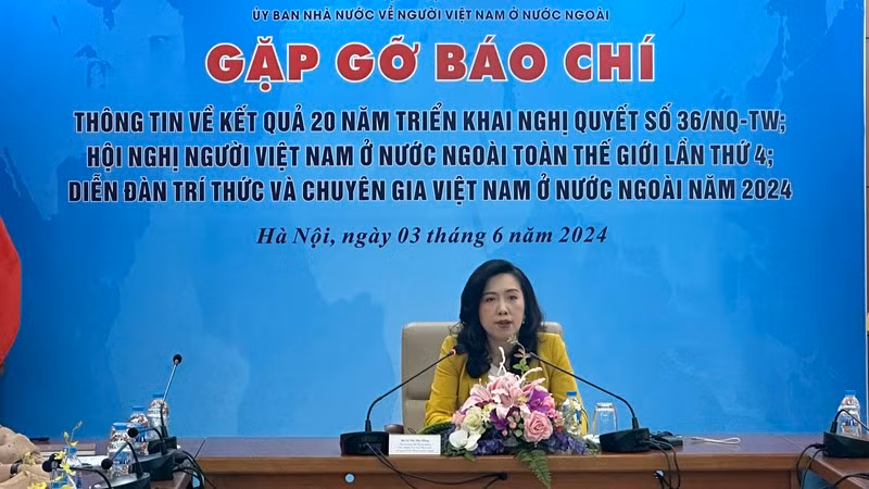 Thứ trưởng Ngoại giao, Chủ nhiệm Ủy ban Nhà nước về người Việt Nam ở nước ngoài Lê Thị Thu Hằng.