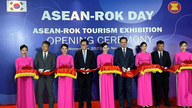 Các đại biểu cắt băng khai mạc Triển lãm Du lịch ASEAN-Hàn Quốc.