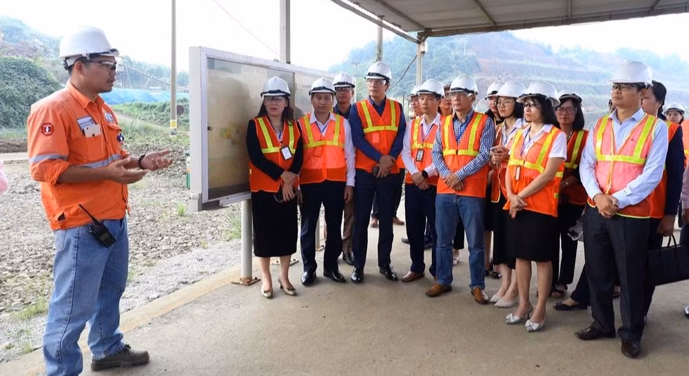 Mỗi năm, Công ty TNHH Khai thác chế biến khoáng sản Núi Pháo đón nhiều đoàn cán bộ, người dân đến thăm quan dự án.