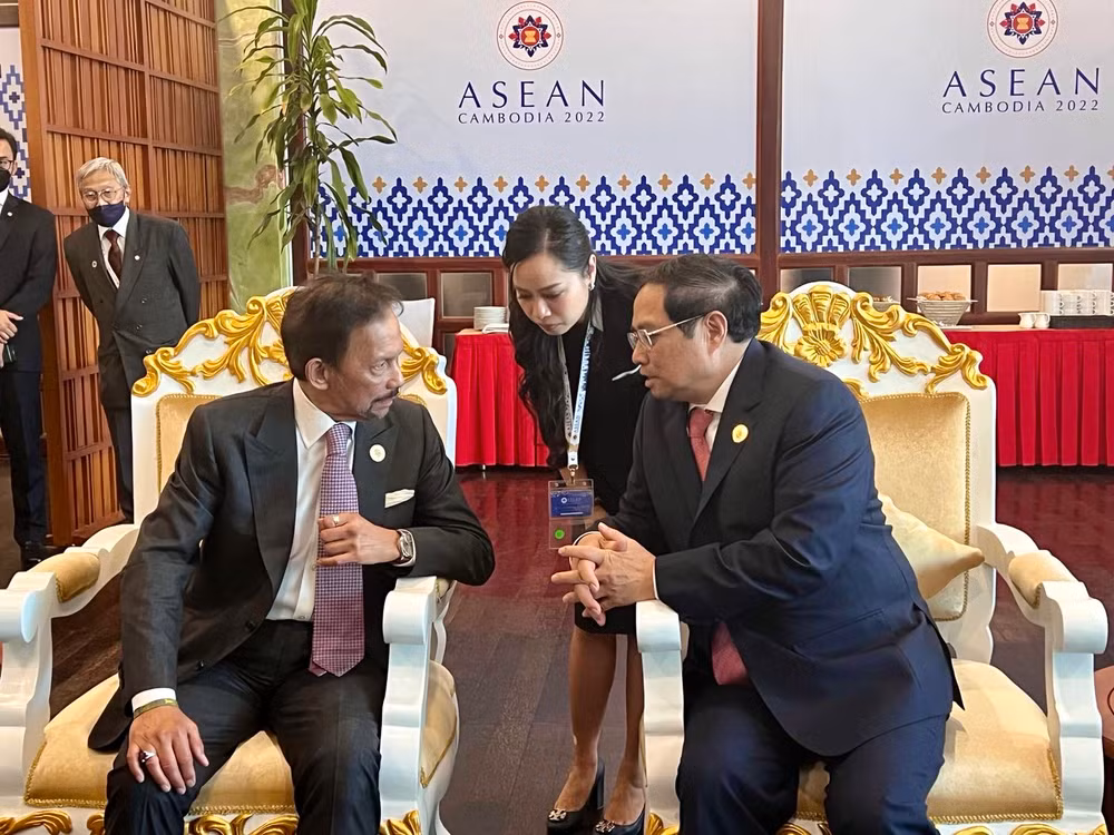 Thủ tướng Phạm Minh Chính và Quốc vương Brunei Hassanal Bolkiah trong cuộc gặp chiều 10/11/2022, tại thủ đô Phnom Penh, Campuchia. (Ảnh:TTXVN)