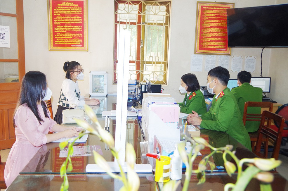 Công an tuyên truyền, giải quyết thủ tục hành chính cho người dân. Ảnh: bocongan. gov.vn