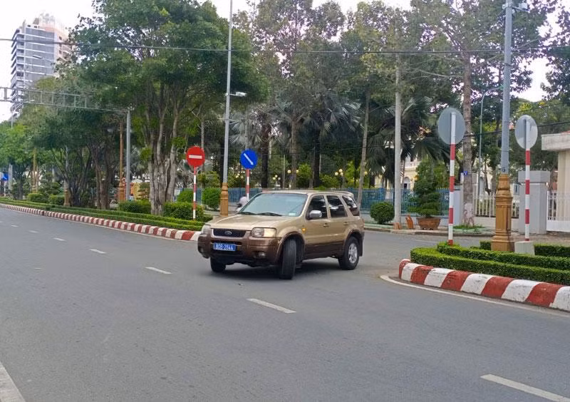 Ô-tô mang biển kiểm soát giả bị lực lượng công an áp giải về Công an thành phố Mỹ Tho để lập biên bản, tạm giữ phương tiện.