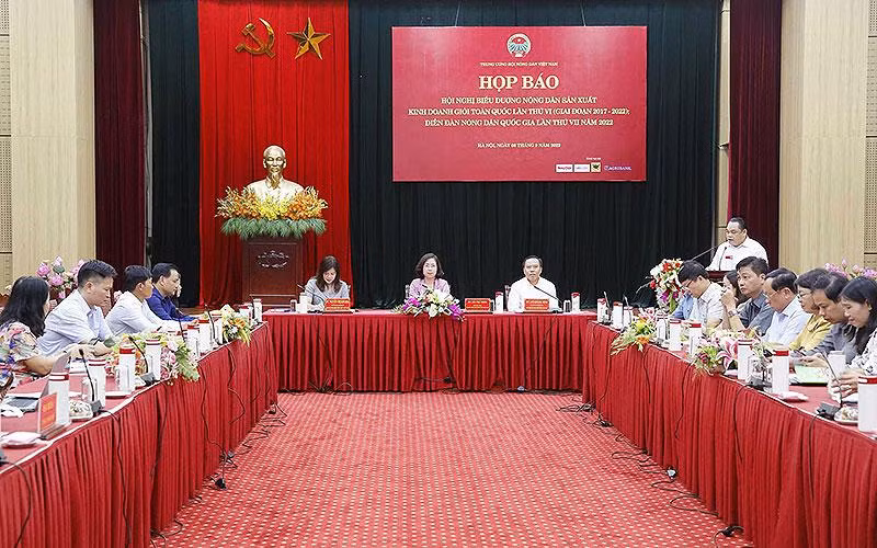 Toàn cảnh buổi họp báo.