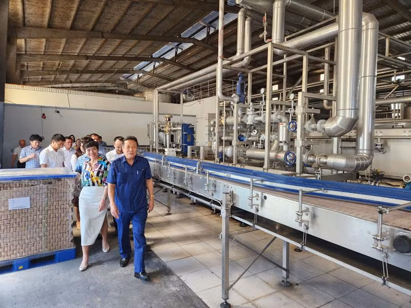 Lãnh đạo tỉnh Quảng Trị tham quan dây chuyền sản xuất của Nhà máy Bia Hà Nội - Quảng Trị.
