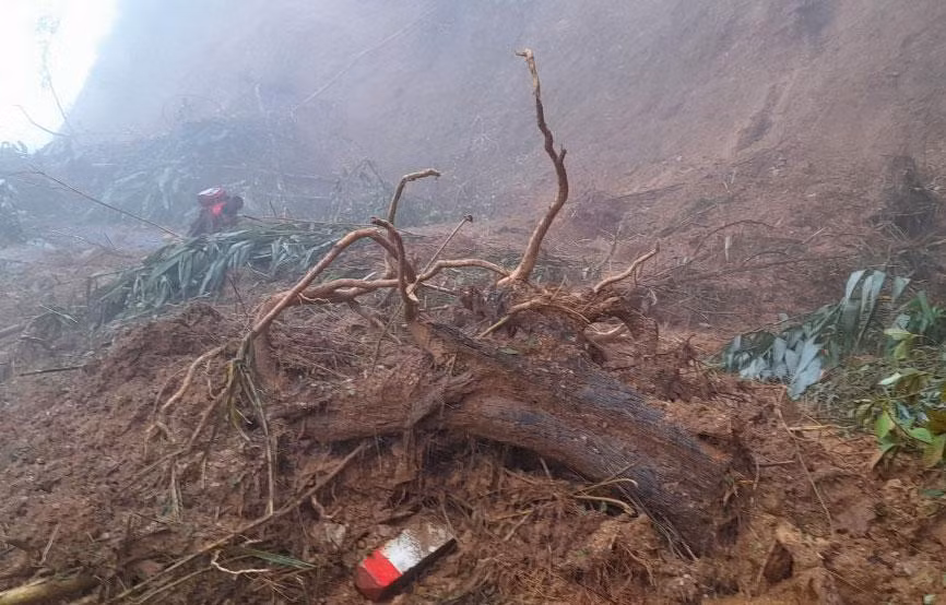 Sau mưa lũ, nhiều tuyến đường ở huyện miền núi Kỳ Sơn bị sạt lở, gây ách tắc giao thông.