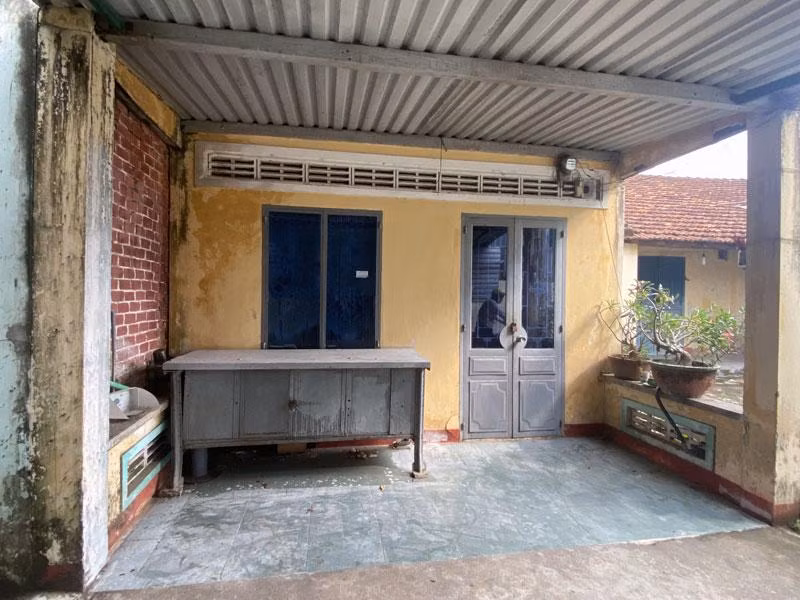 Nhà của bị can Trần Tấn Hùng đóng cửa. Dù đã có lệnh cấm đi khỏi nơi cư trú nhưng bị can Hùng vẫn rời địa bàn.