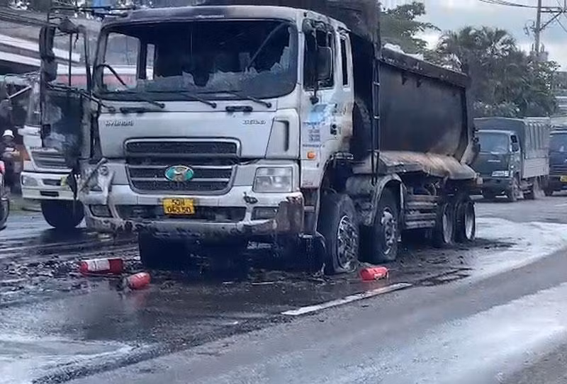 Chiếc xe tải bị cháy rụi.