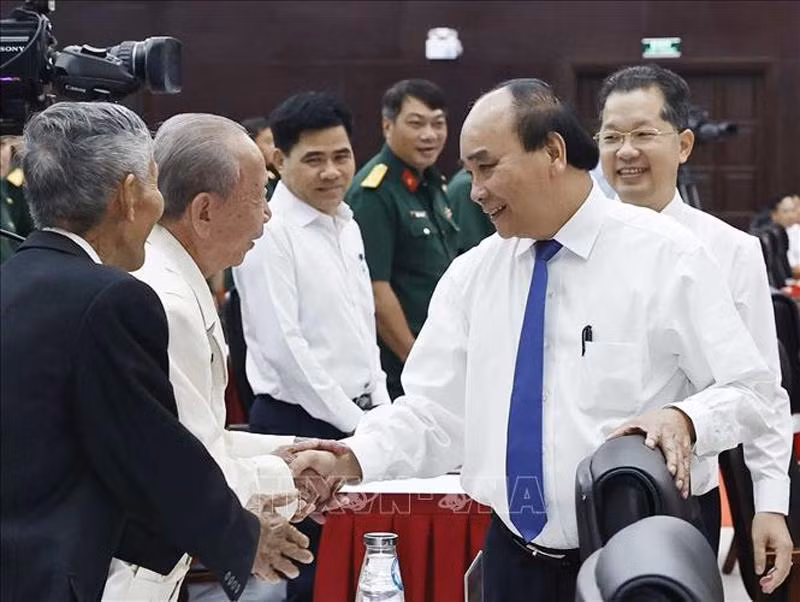 Chủ tịch nước Nguyễn Xuân Phúc và các đại biểu tham dự hội thảo.