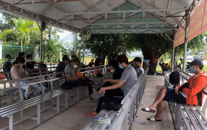 Đồn Biên phòng cửa khẩu Mỹ Quý Tây tiếp nhận các công dân được nước bạn Campuchia bàn giao về nước.