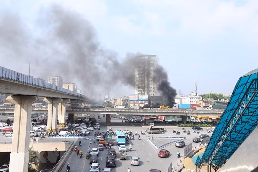 Lực lượng phòng cháy chữa cháy quận Thanh Xuân đã huy động cán bộ và 4 xe chữa cháy chuyên dụng đến hiện trường, khống chế không để đám cháy lan rộng.