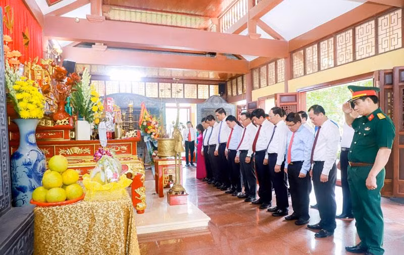 Lãnh đạo tỉnh Nghệ An thành kính tưởng niệm gần 2.000 Liệt sĩ Nghệ An và Hà Tĩnh đã hy sinh trong phong trào cách mạng 1930-1931 tại Nhà tưởng niệm Liệt sĩ Xô viết Nghệ Tĩnh.