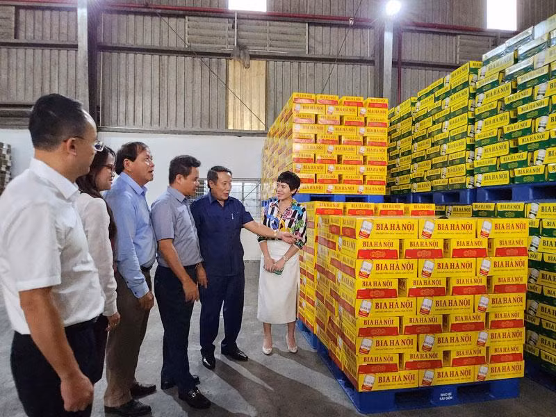 Lãnh đạo tỉnh Quảng Trị tham quan Nhà máy Bia Hà Nội - Quảng Trị.