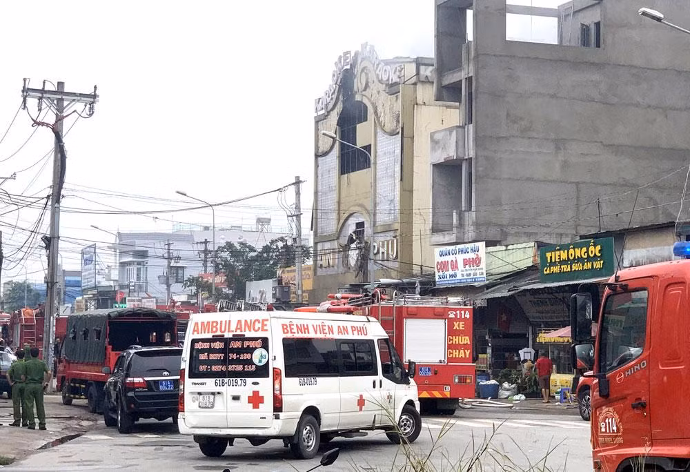 Phương tiện chữa cháy và xe cứu thương tại hiện trường vào sáng 7/9.