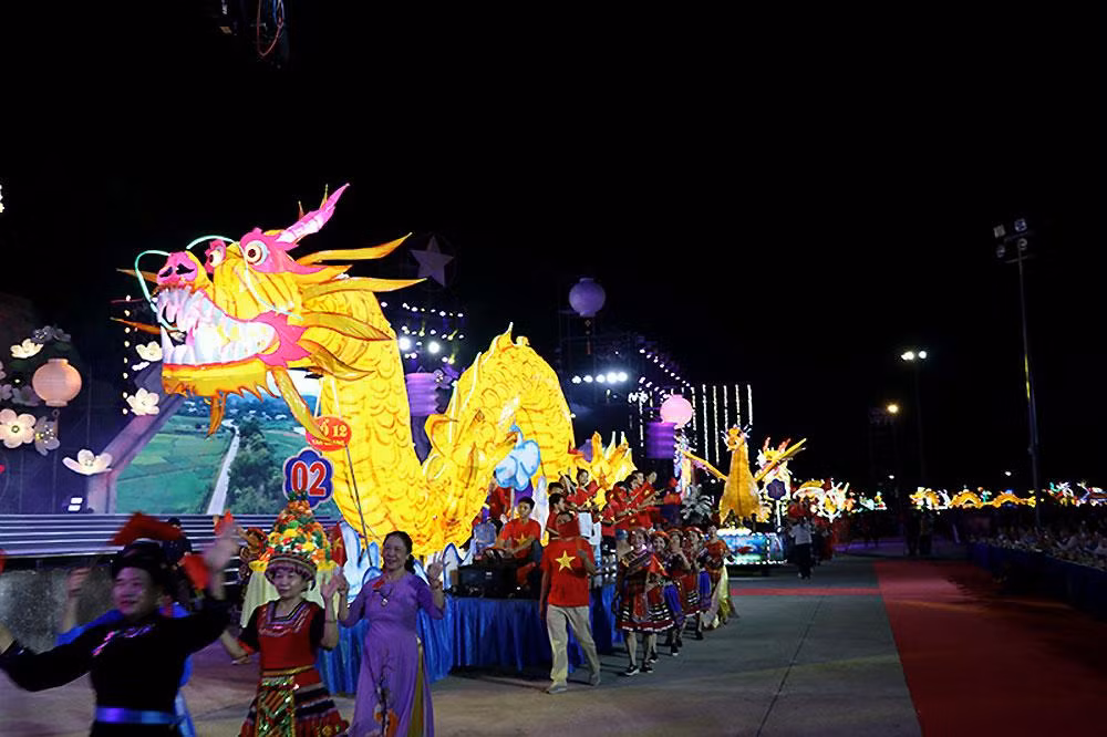 Các mô hình khổng lồ, nhiều màu sắc diễu hành tại lễ hội. Các mô hình khổng lồ, nhiều màu sắc diễu hành tại lễ hội.