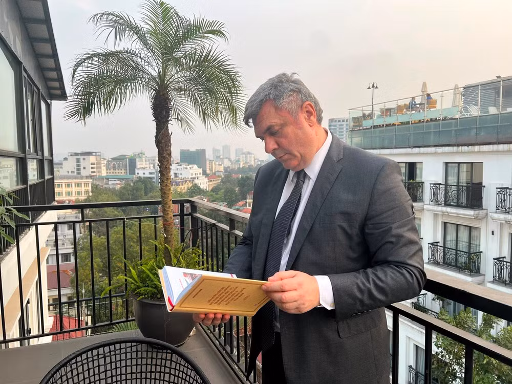 Phó Chủ tịch Ủy ban Đối ngoại Saint Petersburg Vyacheslav Kalganov nghiên cứu trước tác của Tổng Bí thư Nguyễn Phú Trọng.