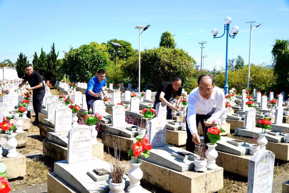 Thắp hương tri ân các liệt sĩ nằm lại tại Nghĩa trang quốc tế Việt – Lào (huyện Anh Sơn, tỉnh Nghệ An).