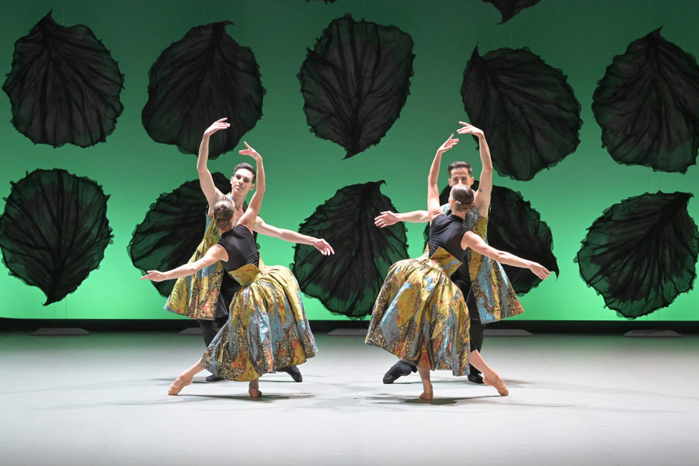 Các vũ công của Malandain Ballet Biarritz trình diễn "The Seasons". Ảnh: BTC cung cấp