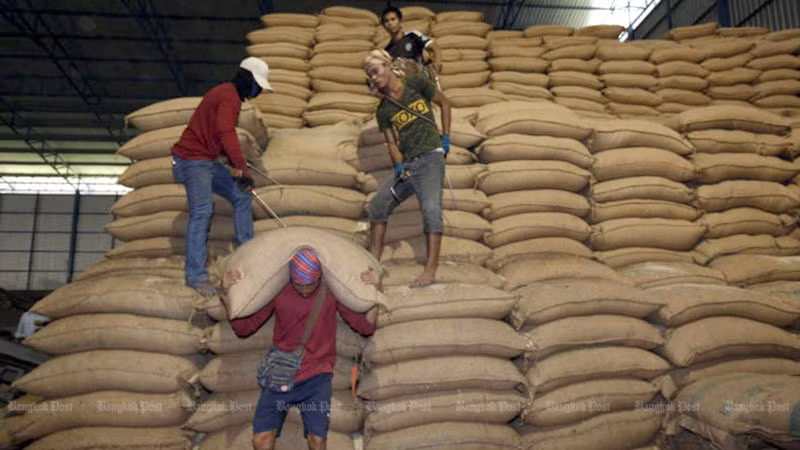 Công nhân bốc vác gạo tại một nhà kho ở Bangkok, Thái Lan. (Ảnh: Bưu điện Bangkok)