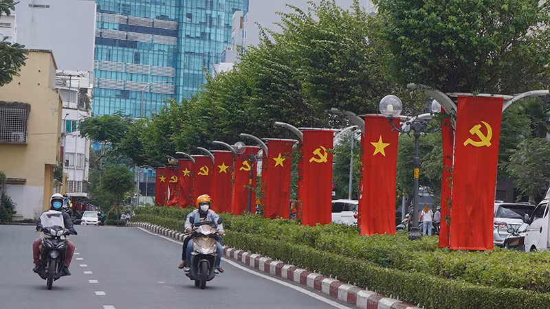 Những ngày cuối tháng 8, các tuyến đường, ngõ, hẻm tại Thành phố Hồ Chí Minh được trang hoàng rực rỡ với cờ Tổ quốc, các bảng áp-phích, pano, khẩu hiệu khơi dậy niềm tự hào dân tộc và lòng yêu nước, hướng về ngày lễ lớn của dân tộc.