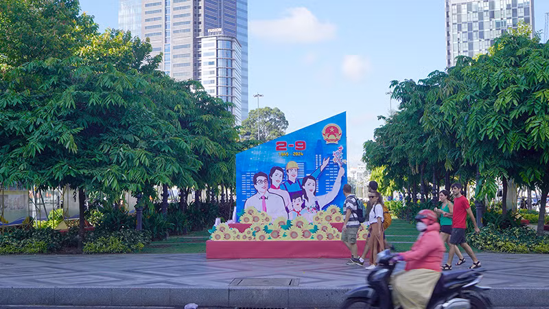 Không khí chào mừng lan tỏa khắp phố phường làm cho khung cảnh trở nên vui tươi, rộn ràng hơn.