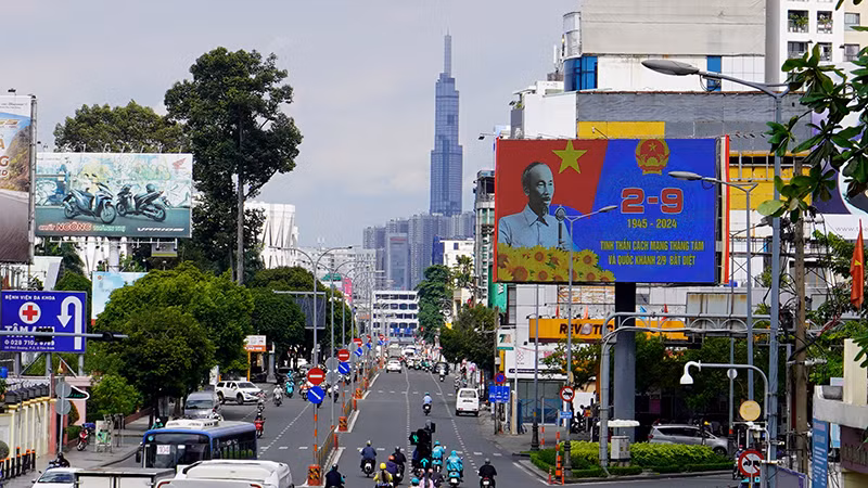 Khắp các tuyến đường vào trung tâm Thành phố Hồ Chí Minh ngập tràn sắc đỏ cờ Tổ quốc, các tấm áp-phích, băng-rôn và biểu ngữ chào mừng ngày lễ 2/9.