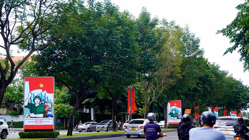 Trên đường Trường Sơn hướng ra sân bay Tân Sơn Nhất với nhiều màn hình led chiếu hình ảnh chào mừng Quốc khánh 2/9, khiến nhiều người phấn khởi.