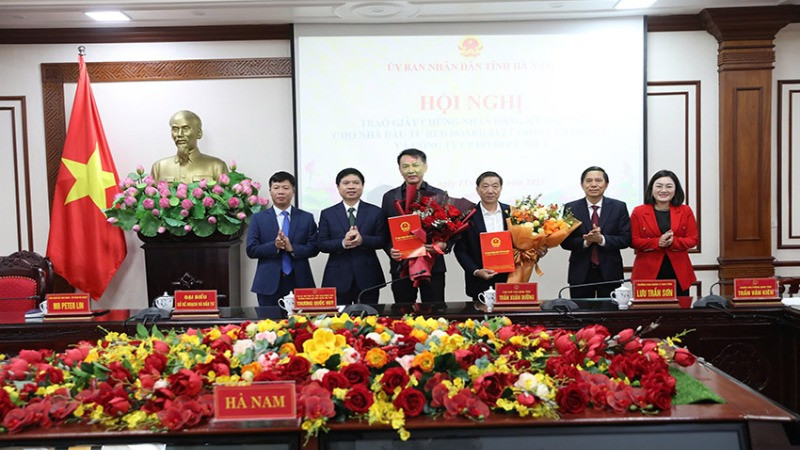 Các đồng chí lãnh đạo UBND tỉnh Hà Nam trao giấy chứng nhận cho 2 nhà đầu tư.