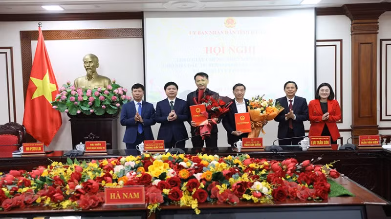 Các đồng chí lãnh đạo UBND tỉnh Hà Nam trao giấy chứng nhận cho 2 nhà đầu tư.