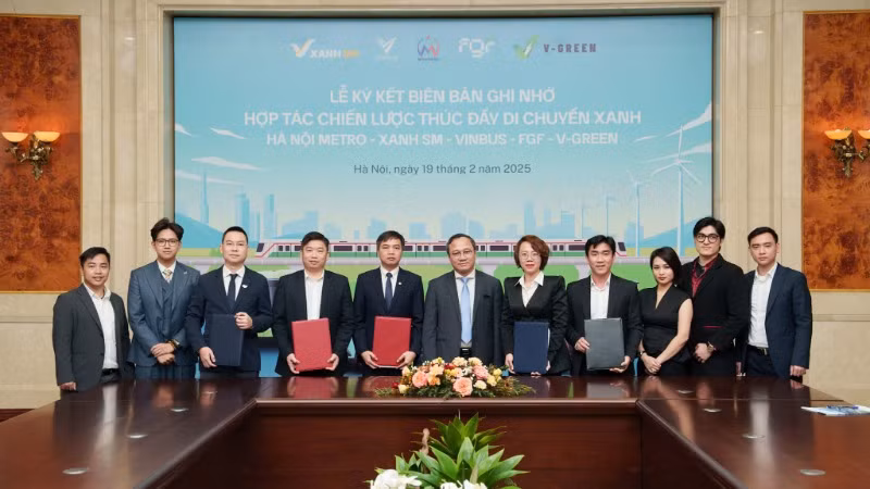 Ngày 19/2, Hà Nội Metro đã ký kết biên bản ghi nhớ hợp tác với các công ty thuộc hệ sinh thái giao thông xanh gồm Xanh SM, VinBus, FGF và V-Green để cùng phát triển mô hình giao thông công cộng thuần điện.