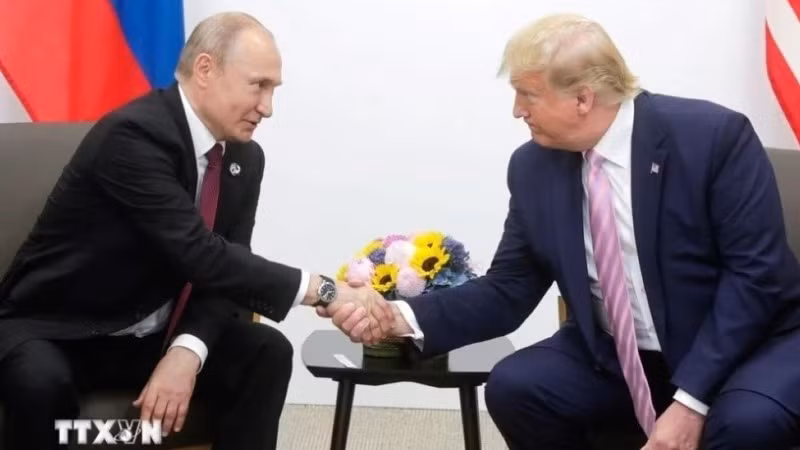 Tổng thống Nga Vladimir Putin (trái) và người đồng cấp Mỹ Donald Trump trong cuộc gặp bên lề Hội nghị thượng đỉnh G20 tại Osaka, Nhật Bản ngày 28/6/2019. (Ảnh: AA/TTXVN)