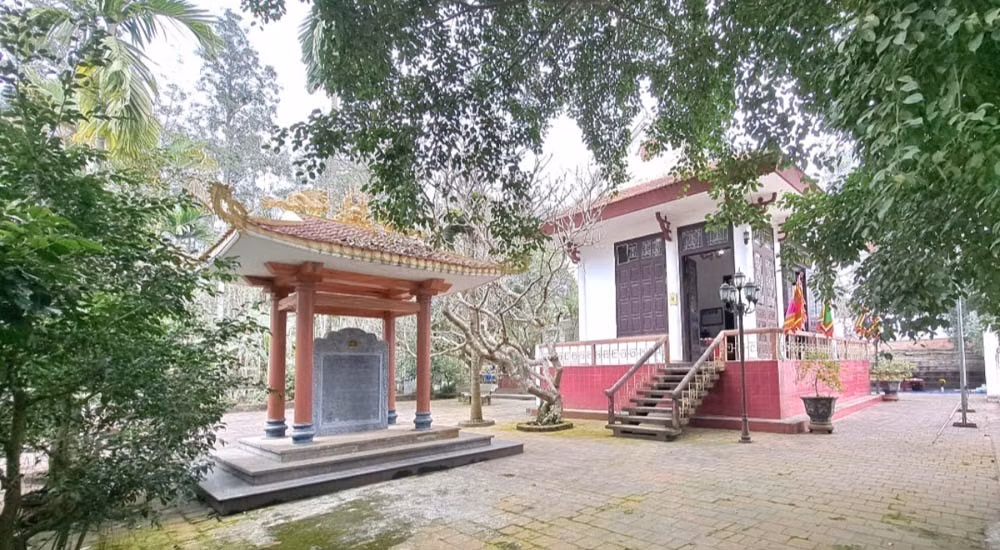 Tấm bia ghi dấu tích ngày 20/9/1972 đế quốc Mỹ ném bom xuống Khu kinh tế thanh niên khiến 45 cán bộ đội viên thanh niên xung phong hy sinh.