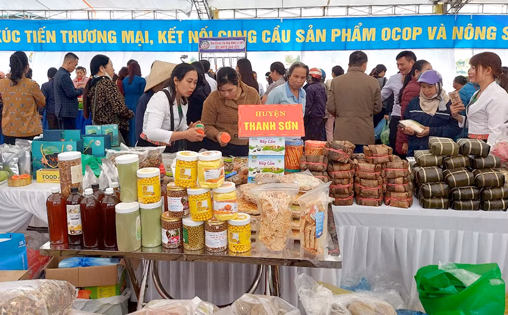 Sản phẩm OCOP huyện Thanh Sơn tại Hội chợ xúc tiến thương mại, kết nối cung, cầu sản phẩm OCOP và nông sản do Sở Công thương tỉnh Phú Thọ tổ chức.