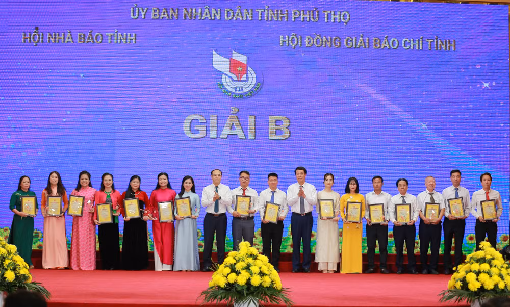 Hội đồng Giải Báo chí tỉnh Phú Thọ trao giải cho các tác giả đạt giải B giải Báo chí tỉnh Phú Thọ.