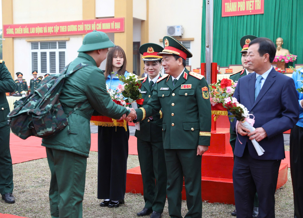 Đồng chí Trịnh Văn Quyết động viên tân binh thành phố Việt Trì lên đường nhập ngũ.