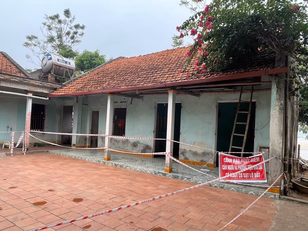 Một trong những nhà dân phải di dời khẩn cấp do tình hình sạt lở ngày càng nghiêm trọng.