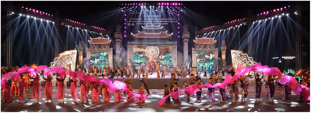 Chương trình văn nghệ có sự tham gia của hàng trăm diễn viên chuyên và không chuyên đã mang đến cho du khách nhiều tiết mục đặc sắc
