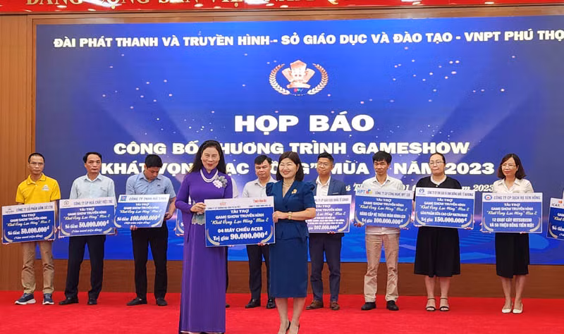 Ban tổ chức nhận biểu trưng tài trợ cho chương trình của các đơn vị, doanh nghiệp.