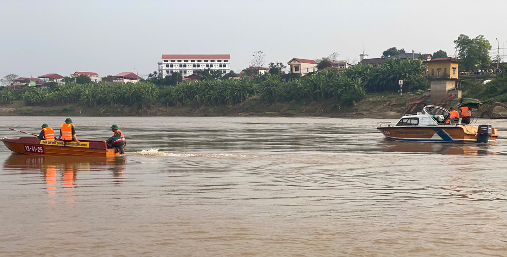 Bộ Chỉ huy Quân sự tỉnh Phú Thọ huy động nhiều lực lượng, phương tiện để tìm kiếm các học sinh mất tích do đuối nước. (Ảnh: NGỌC LONG)