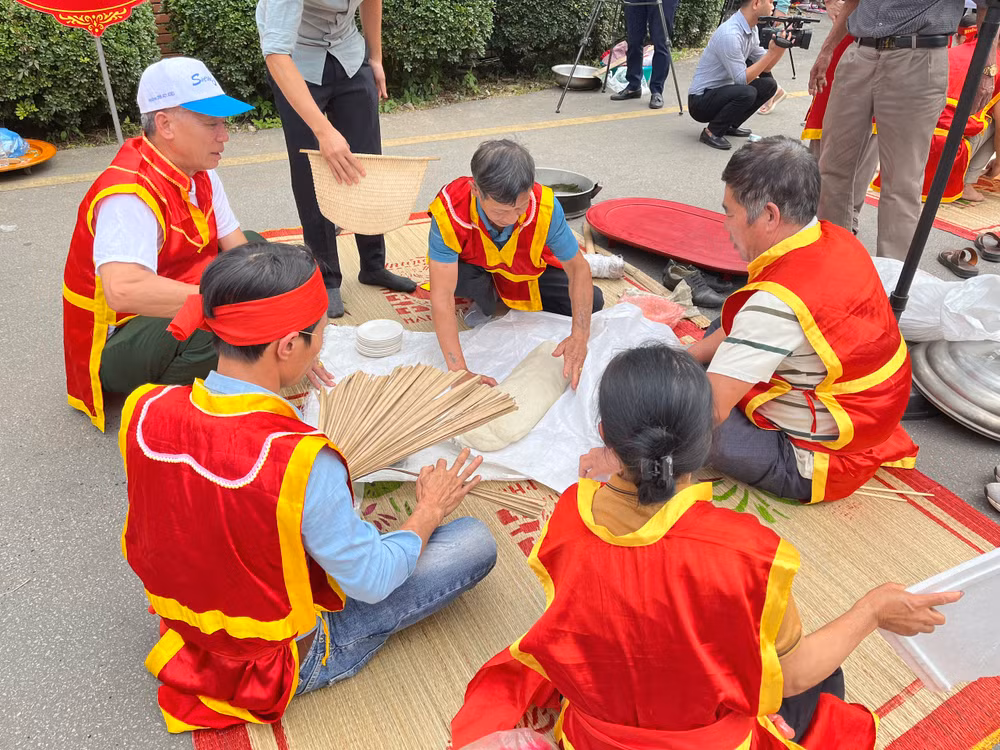 Mỗi đội tham dự phải chuẩn bị 5kg gạo nếp thổi thành xôi trong thời gian tối đa 30 phút. Sau đó giã và làm thành 10 chiếc bánh giầy trong thời gian 15 phút.