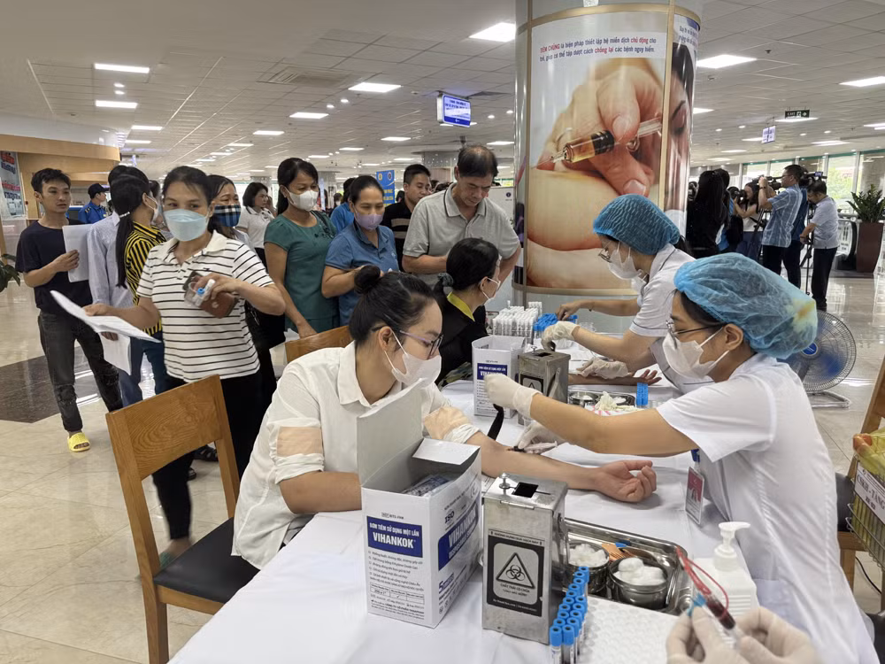 Cán bộ y tế thăm khám cho người lao động trên địa bàn thành phố Việt Trì.