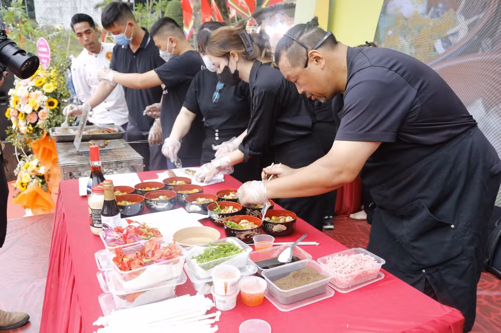 Nghệ nhân Matsuo Tomoyuki quảng diễn món "Lăng ngư cung tiến". 