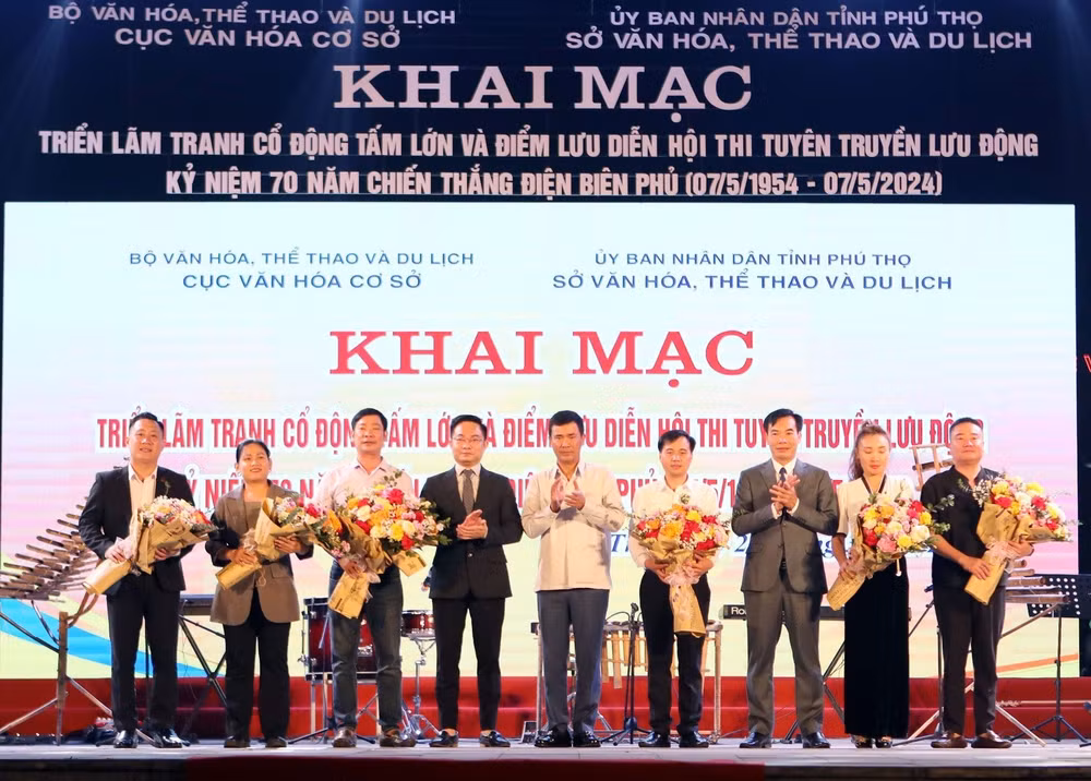 Ban Tổ chức tặng hoa cho các đơn vị tham dự chương trình.