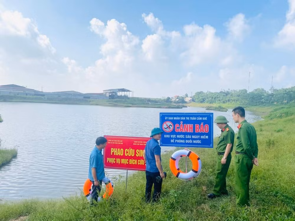Công an huyện Cẩm Khê phối hợp các xã, thị trấn cắm biển cảnh báo và đặt phao cứu hộ tại những nơi có nguy cơ xảy ra đuối nước.
