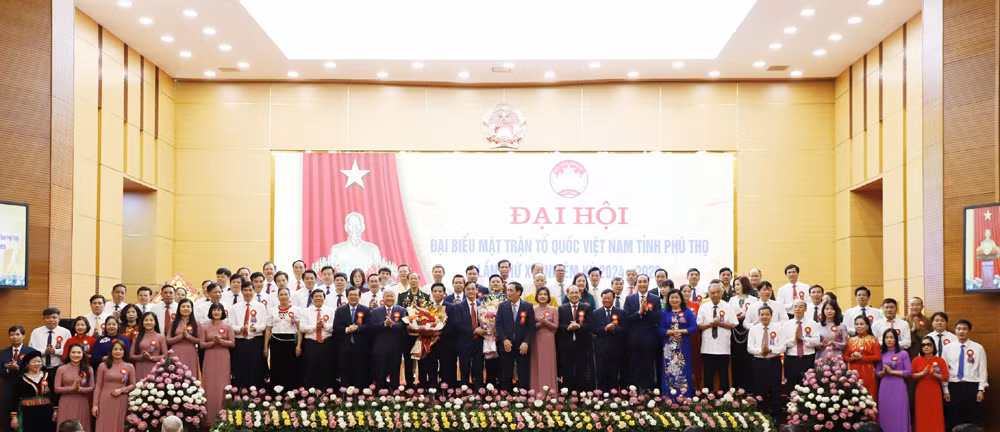Các Ủy viên Ủy ban Mặt trận Tổ quốc Việt Nam tỉnh Phú Thọ lần thứ 15, nhiệm kỳ 2024-2029 ra mắt đại hội.